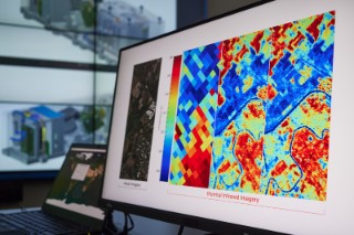 Wasser wird zunehmend knapper. Eine neuartige Satellitentechnologie, die in Form eines Prototyps mit dem Namen »LisR« bereits auf der Internationalen Raumstation ISS erprobt wurde, ermöglicht es künftig, Pflanzen bedarfsgerecht zu bewässern und einen nachhaltigen Umgang mit der lebenswichtigen Ressource sicherzustellen. Für diese Entwicklung erhält ein Team aus Forschenden des Fraunhofer-Instituts für Kurzzeitdynamik, Ernst-Mach-Institut, EMI und des Fraunhofer-Instituts für Angewandte Optik und Feinmechanik IOF sowie der beiden Spin-offs constellr GmbH und SPACEOPTIX GmbH den Fraunhofer-Preis »Technik für den Menschen und seine Umwelt«.