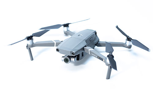 Die DJI Mavic 2 Zoom – eine repräsentative Hobbydrohne in der 1-Kilogramm-Drohnenklasse.