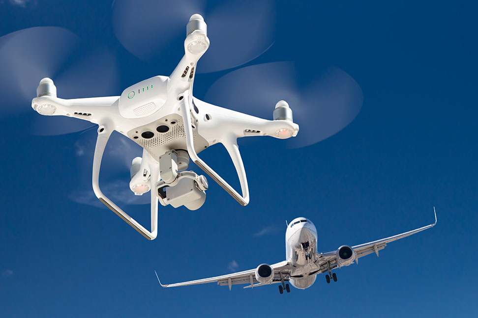 Mögliches Kollisionsszenario zwischen Drohne und Flugzeug.