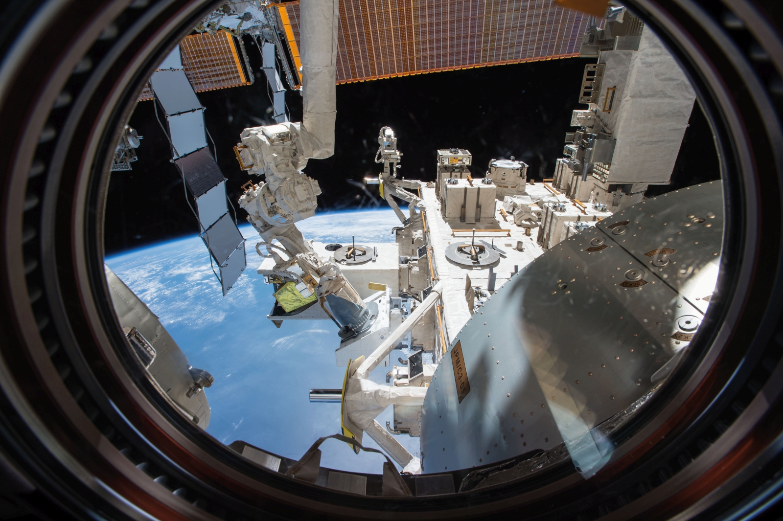 Satelliten messen Trockenstress bei Pflanzen Das Sensorsystem zur Beobachtung von Anbauflächen auf der Erde wird an Bord der Internationalen Raumstation ISS installiert werden.