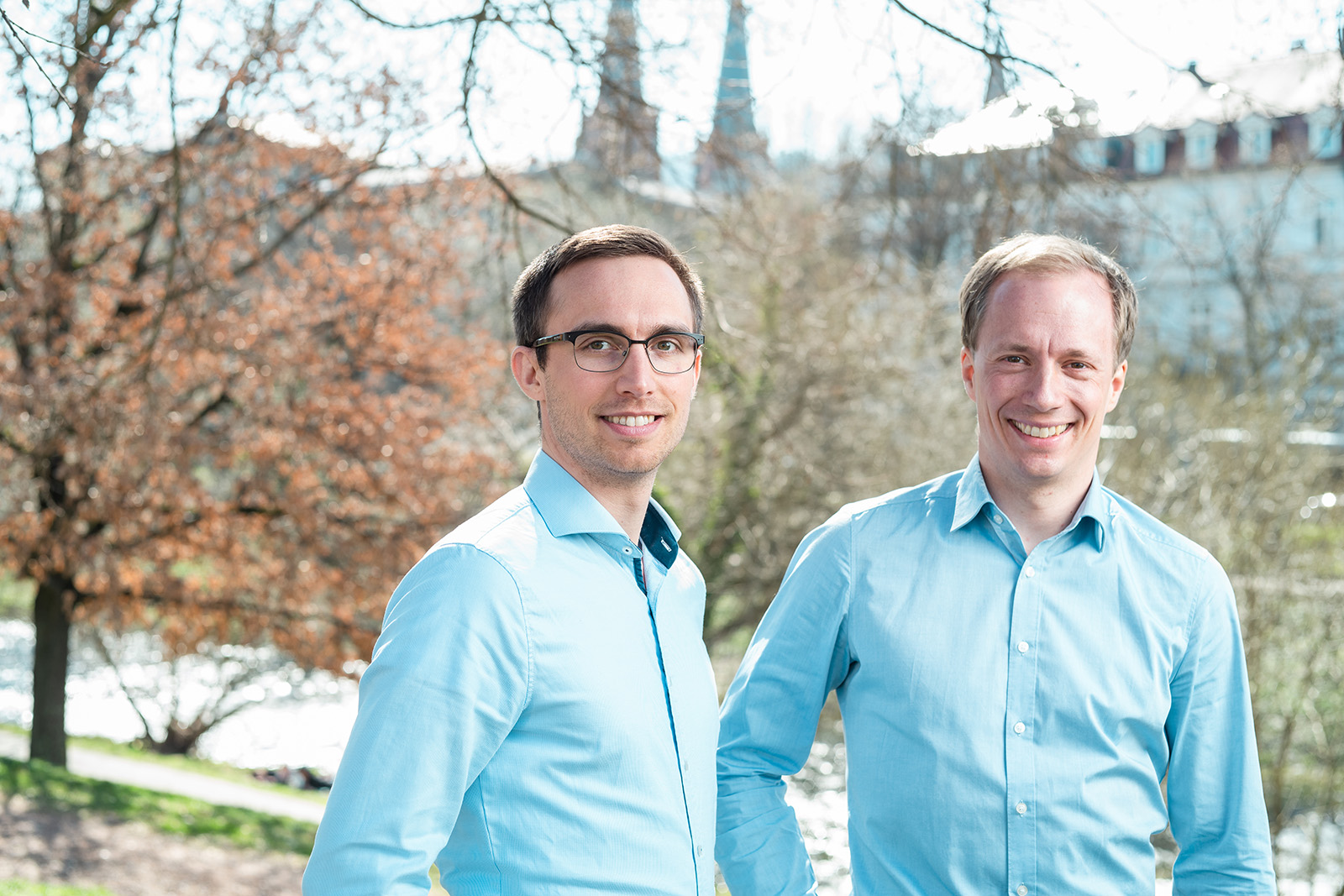 Satelliten messen Trockenstress bei Pflanzen Dr. Max Gulde (rechts) und Marius Bierdel haben das satellitengestützte System entwickelt, mit dem sich Trockenstress und Wassermangel bei Pflanzen erkennen lassen.